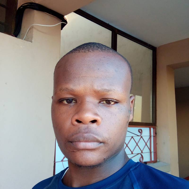 Hermosa Hombre Ian Mtima 26 from Kenia