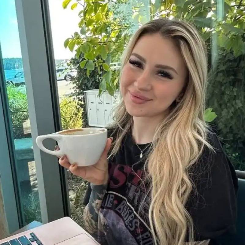 Attractive Woman Alison Kate 37 from United States