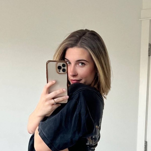 Beautiful Woman Riley is 27 from Australia