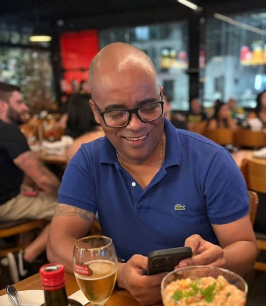 جذابة رجل Roberto Carlos 48 from ساو تومي وبينسبيب