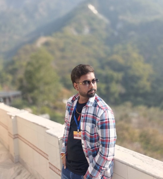 Joven Estudiante Jayesh 23 from India