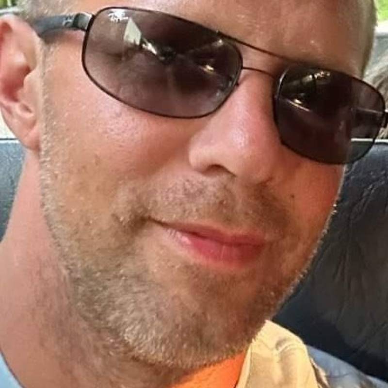 Atraente Homem James 47 from Canadá