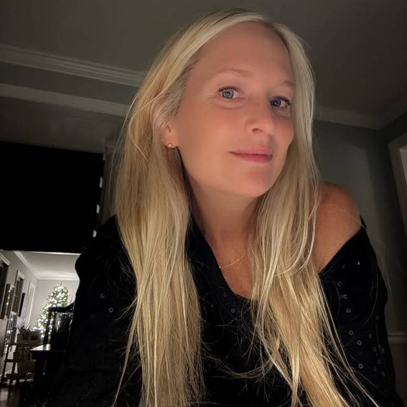 Senior Lady Yolanda 50 from United States