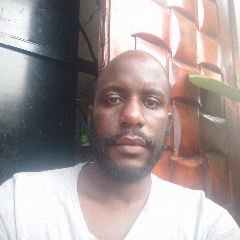 Charmante Homme Gunz 41 from Ouganda