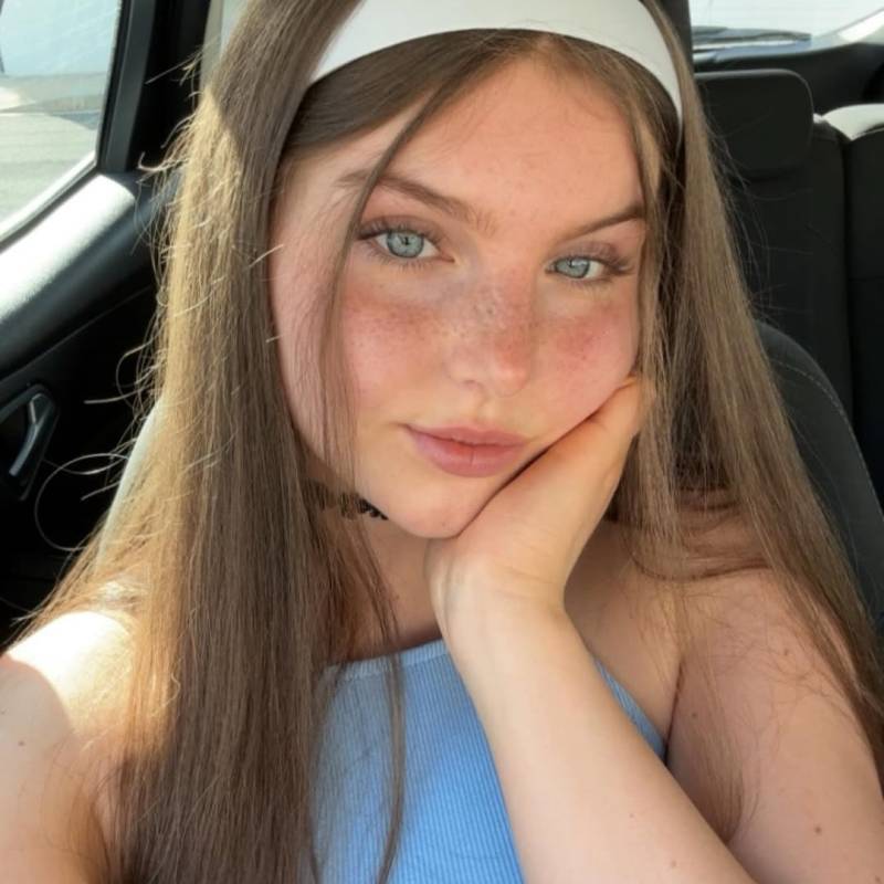 Young Student Eve 21 from United Kingdom