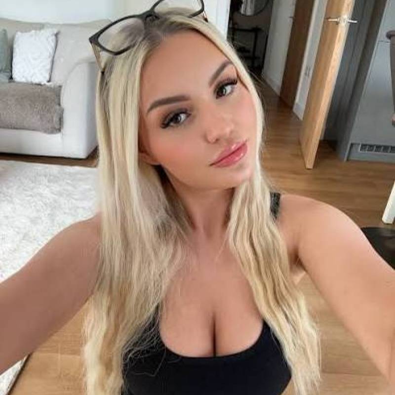 Горячая Женщина Emilia bennita 30 из Соединенные Штаты