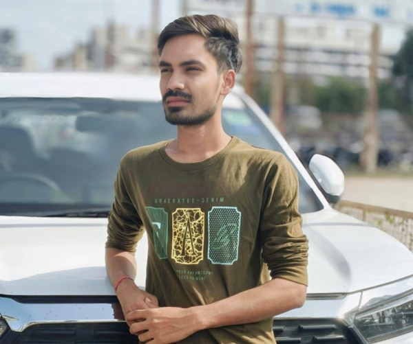 Jolie Étudiante Dharmesh 23 from Inde