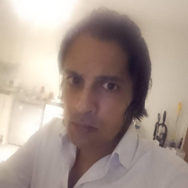 Charmante Gentleman Aziz 42 from Royaume-Uni